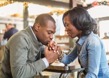 4 Signs Your Girlfriend Is Emotionally Disconnected From You