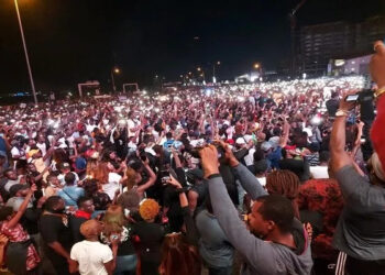 #ENDSARS Protesters hold candle light session to honour victims of extra-judicial killings of SARS officers.