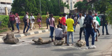 Government Offices Shut As #EndSARS Protesters Block Entrances into Alausa