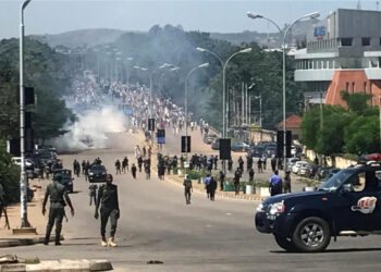 Video: Irate Youths Vandalise Police Station In Ogun