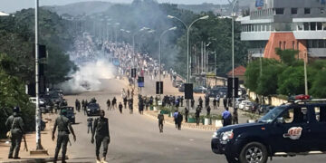 Video: Irate Youths Vandalise Police Station In Ogun