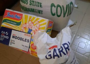 Lagos Residents break into Warehouse stacked with COVID-19 Pallatives