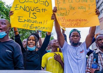 BREAKING: Hoodlums Display Knives, Machetes Against EndSARS Protesters In Lagos