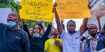 BREAKING: Hoodlums Display Knives, Machetes Against EndSARS Protesters In Lagos