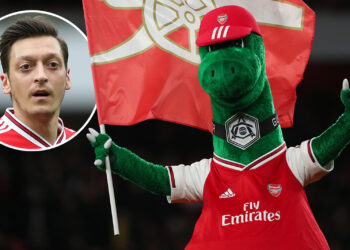 Mesut Ozil delighted to see Gunnersaurus back at Arsenal