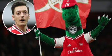 Mesut Ozil delighted to see Gunnersaurus back at Arsenal