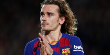 Angry Barcelona fans attack Antoine Griezmann over reported feud with Lionel Messi