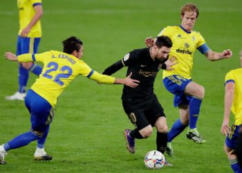 Stubborn Cadiz survive late Barcelona scare to win 2-1