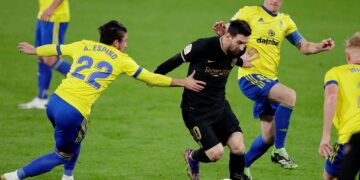 Stubborn Cadiz survive late Barcelona scare to win 2-1