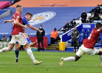 Leicester City fought back twice to hold Manchester United to a draw