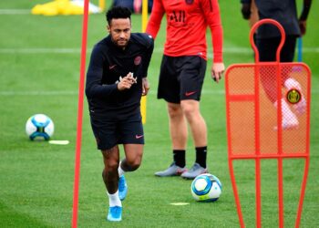 Neymar back in training after one month on the sidelines