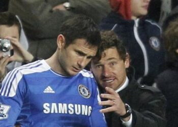 Gary Neville claims Lampard was part of the players that engineered Villas-Boas sacking