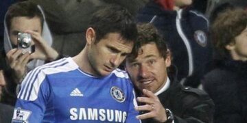 Gary Neville claims Lampard was part of the players that engineered Villas-Boas sacking