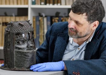 Nigerians Laud Return Of ‘Stolen’ Benin Bronze