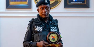 He was So Calm! Nigerians Raise N.5m For Armed Lagos Policeman Assaulted By Civilian