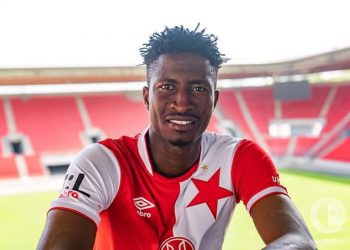 See Olayinka’s perfect response to fan who dubbed his club teammate racist