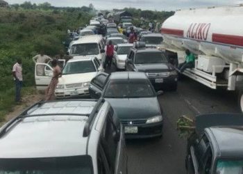 Banditry: Travellers Stranded As Protesters Block Abuja-Kaduna Highway