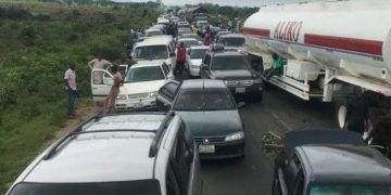 Banditry: Travellers Stranded As Protesters Block Abuja-Kaduna Highway