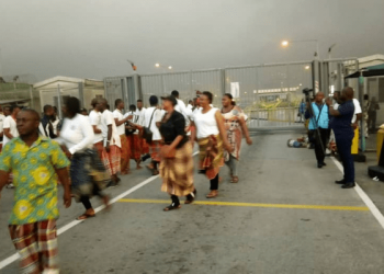 Finima Youths Block NLNG Gate In Protest