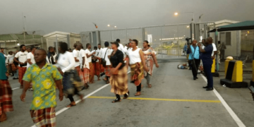 Finima Youths Block NLNG Gate In Protest