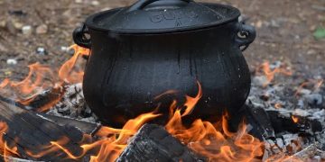 Nigerians Turn To Charcoal, Kerosene, As Price Of Cooking Gas Surges