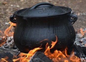 Nigerians Revert To Charcoal, Firewood As Price Of Cooking Gas Continues To Soar