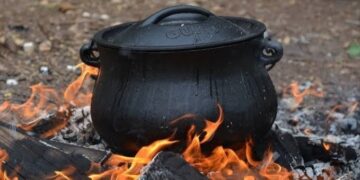 Nigerians Revert To Charcoal, Firewood As Price Of Cooking Gas Continues To Soar