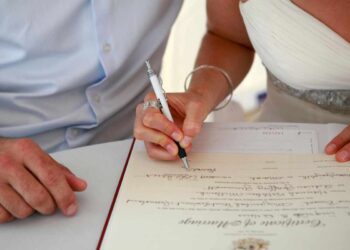 UAE: Non-Muslim Couple Receive First Civil Marriage License Under New Law