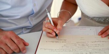 UAE: Non-Muslim Couple Receive First Civil Marriage License Under New Law