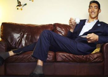 World's Tallest Man Travels To Russia To Find Bride