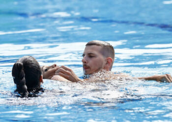 PHOTOS: US Coach Rescues Swimmer After Athlete Faints In Pool During World Championships