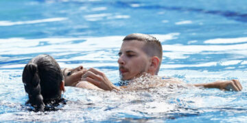 PHOTOS: US Coach Rescues Swimmer After Athlete Faints In Pool During World Championships