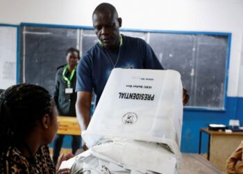 #KenyaDecides Early Vote Count Indicate Tight Presidential Race