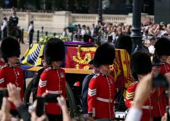 Royal Guard Collapses During Queen Elizabeth II’s Lying In State