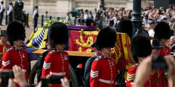 Royal Guard Collapses During Queen Elizabeth II’s Lying In State