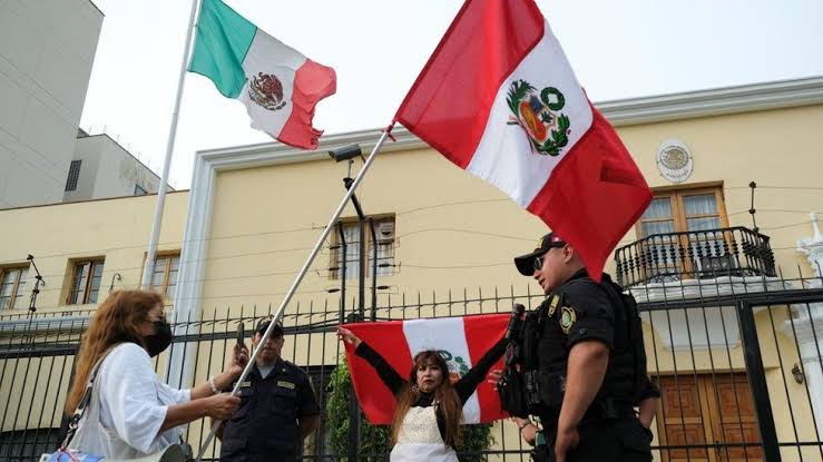 Perú ordena a embajador de México que se vaya mientras se profundiza desacuerdo diplomático