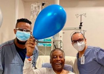 At Christmas, Family Members Surround Pele Inside Hospital Amidst Health Concerns