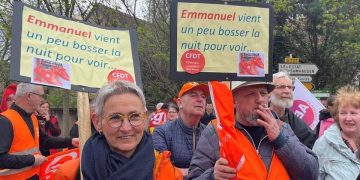 Angry Crowd Heckles France’s Macron Over Pensions Legislation