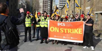 UK Passport Workers Commence 5-Week Strike Over Pay