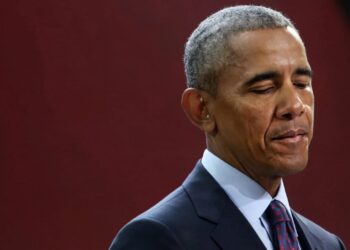 obama among 500 us citizens banned from russia following us sanctions