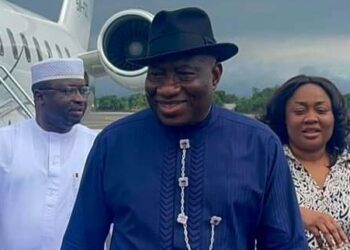 Former nigerian president goodluck jonathan arrives sierra leone to ensure peaceful polls