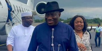 Former nigerian president goodluck jonathan arrives sierra leone to ensure peaceful polls