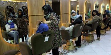 Afghanistan: Taliban Orders Closure Of Beauty Salons