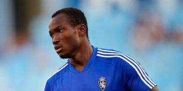 Ex-Ghanian International Slumps, Dies During League Game