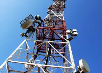 Suicide: Man Climbs 120ft Mast In Nigeria’s Capital To End It All Over Economic Hardship