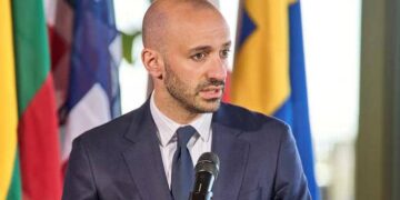 France Retaliates, Expels Algerian Officials