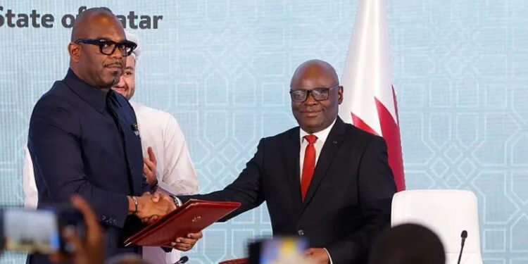 Sumbu Sita Mambu, representative of the Democratic Republic of Congo and Benjamin Mbonimpa (R) secretary exectutive of the M23 group sign a deal in Qatar