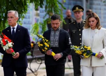 At Independence Celebration, Zelensky Vows To Fight On