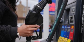 US Gas Price Rises Above $4 For First Time In Four Years